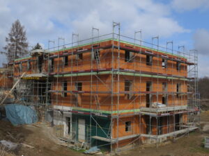 Rohbau-Mehrfamilienhaus